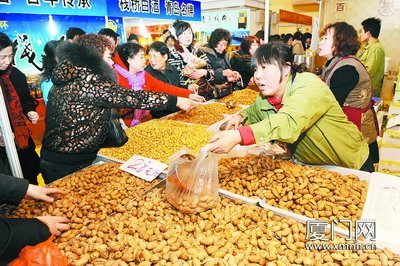 春节期间年货热销 家乐福预包装食品"短斤少两"(图)